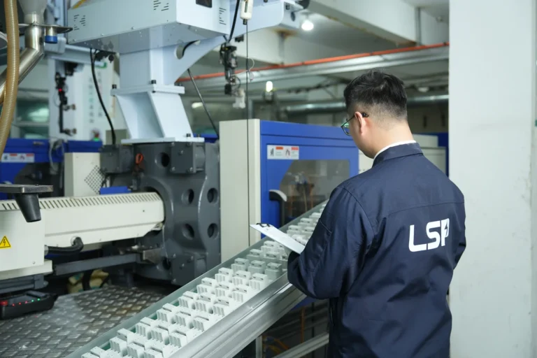 Inspeksjon av produksjon av overspenningsvern SPD