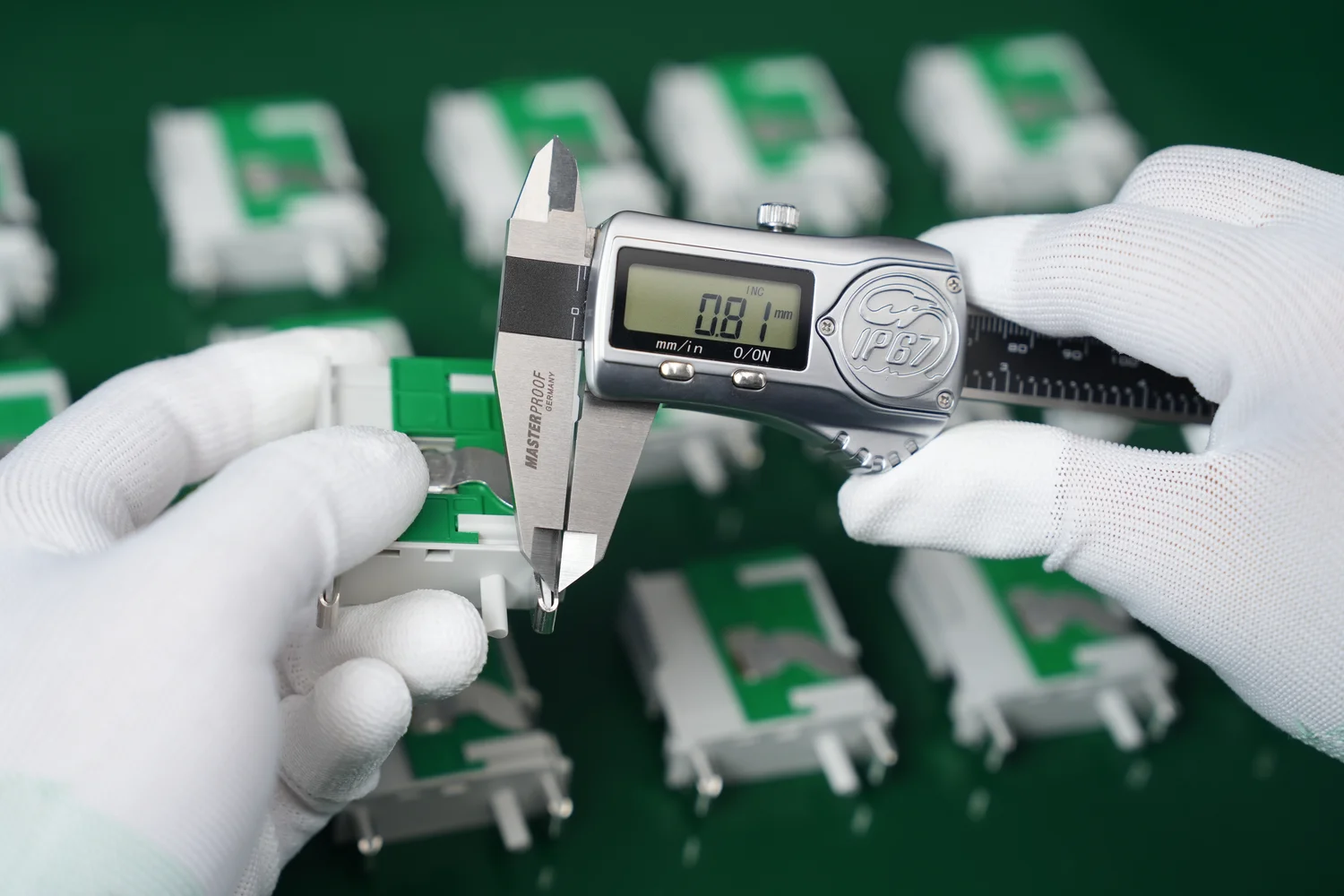 Устройство за защита от пренапрежение SPD Дебелина на металния компонент