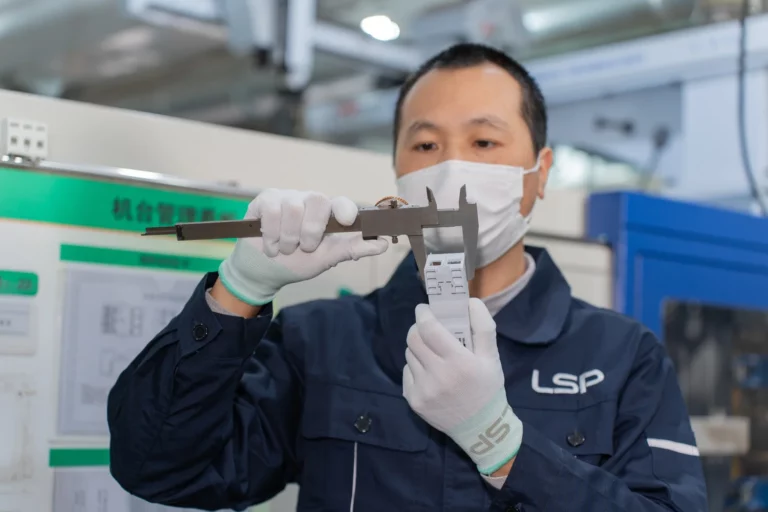 Kontroller kvaliteten p&aring; 1000 V DC overspenningsvernets kabinett