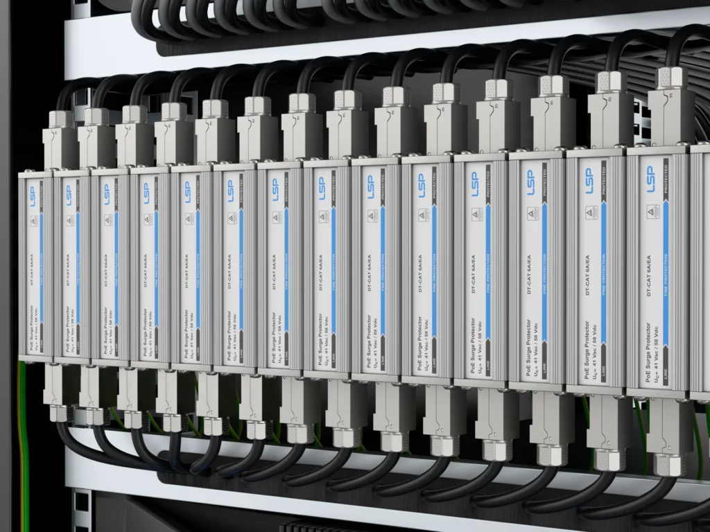 PoE t&uacute;lfesz&uuml;lts&eacute;g-v&eacute;dő kompakt ipari kivitelben