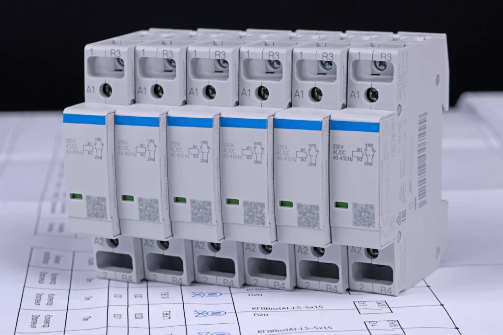 Stycznik dwubiegunowy a stycznik jednobiegunowy